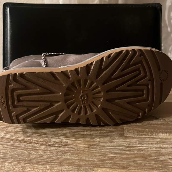 NWT Ugg Satin Mini II - Picture 3 of 3